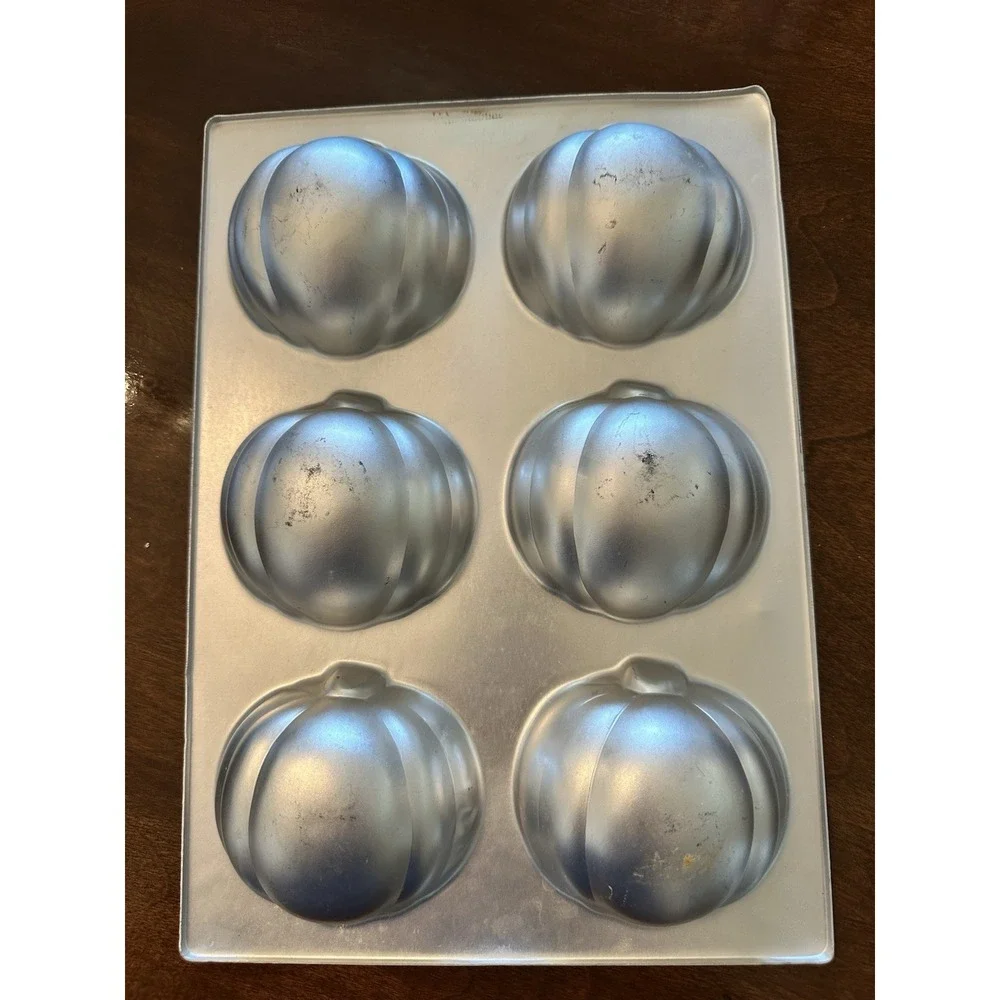 AMSCAN PUMPKIN CUPCAKE‎ MOLDS Never used.